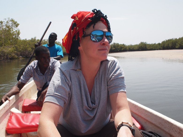 Pływamy pirogą wśród mangrowców na dopływie rzeki Gambii.