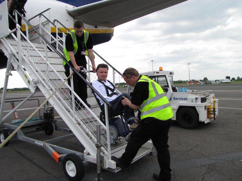 Skrzynia z żużlowego Grand Prix w Cardiff, na lotnisku w Bournemouth, do samolotu dostał się przy pomocy schodołazu