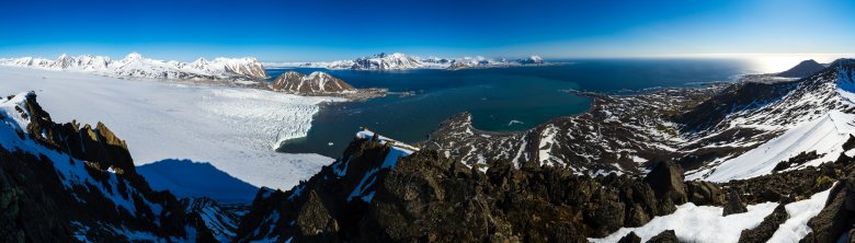 Widok ze szczytu Fugleberget na fiord Hornsund. Po lewej Lodowiec Hansa