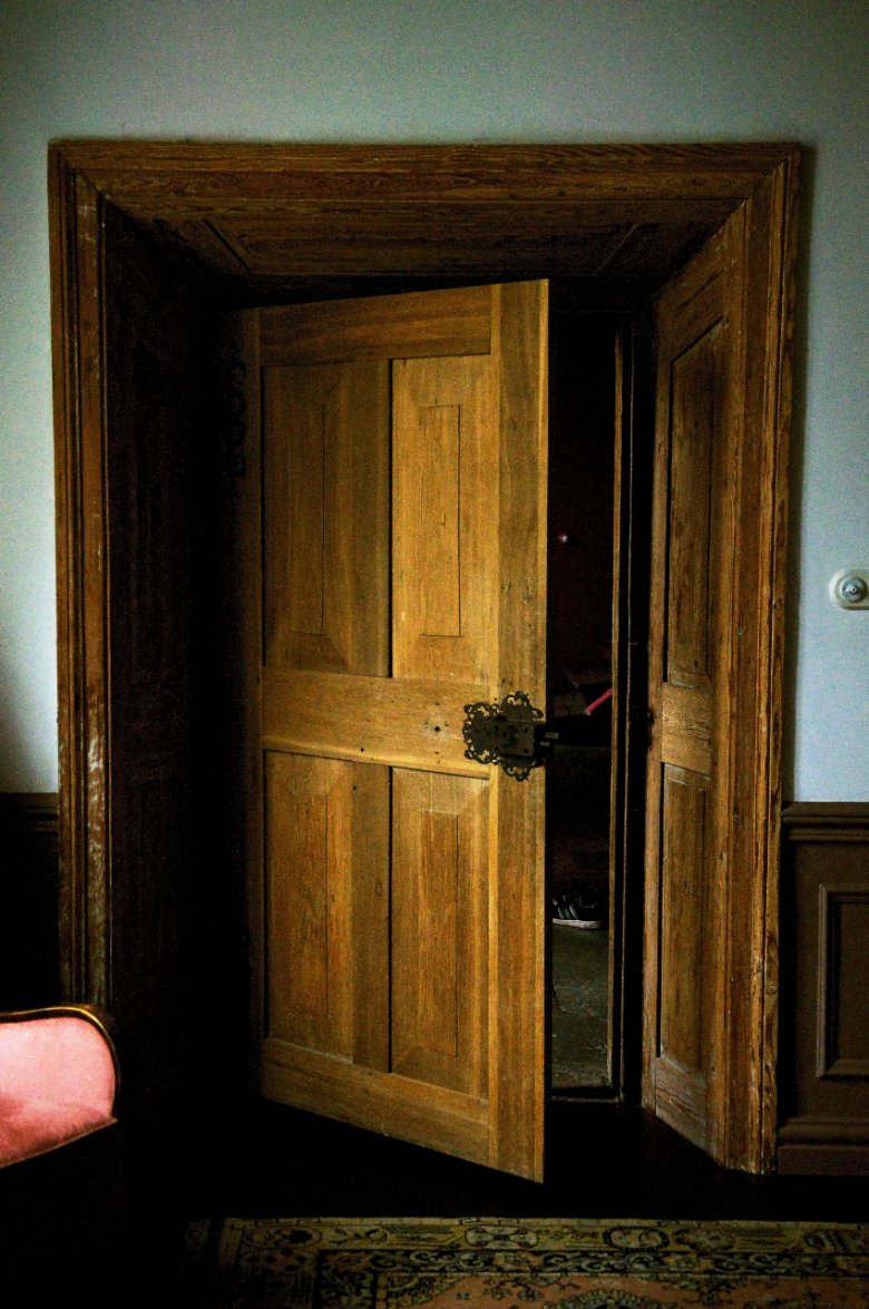 Te pałacowe drzwi mają około 300 lat