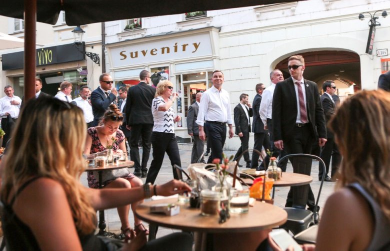 Prezydenci Polski i Słowacji Andrzej Duda i Andrej Kiska na spacerze w Bratysławie 29 czerwca.