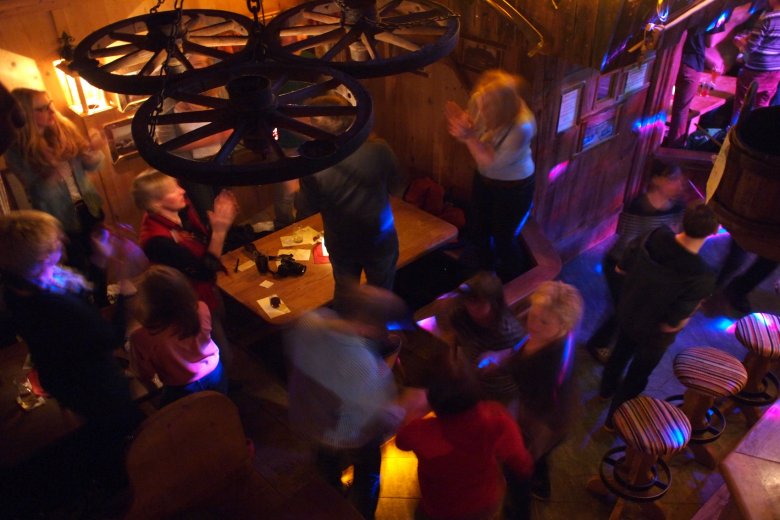 Zabawa w karczmie Weiber Kessl. Zaczęły się tańce na stołach.