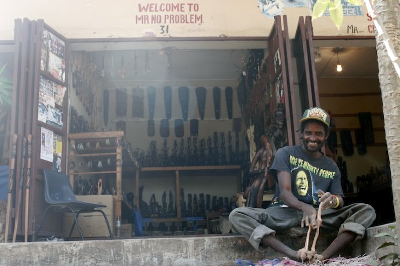 Bezproblemowy rzemieślnik na targu w Brikama.