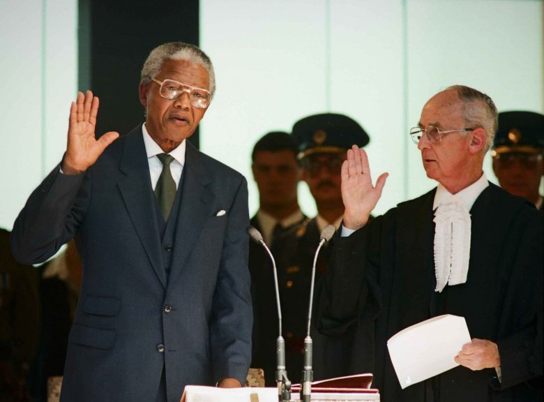 Nelson Mandela jest zaprzysiężony na prezydenta RPA, maj 1994.