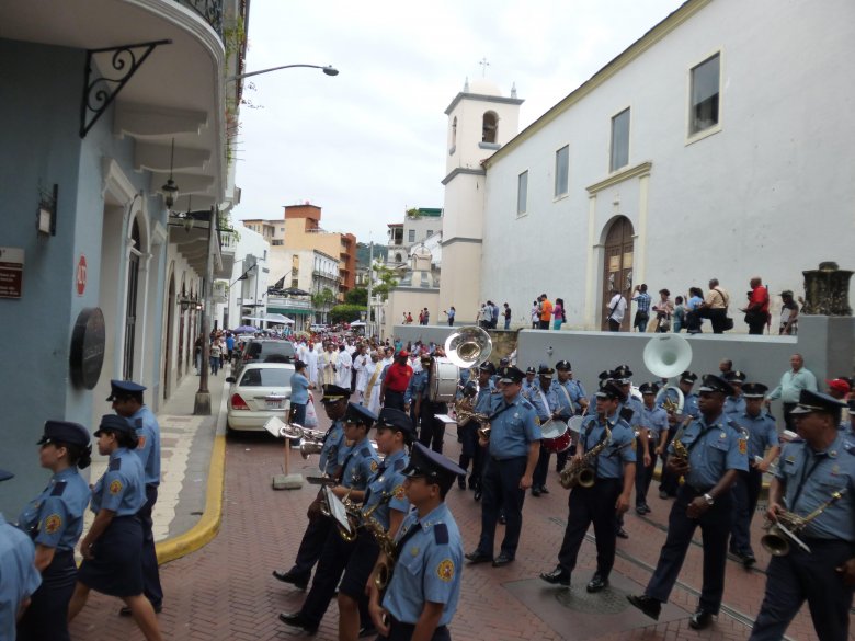 Parada policjantów na starówce.