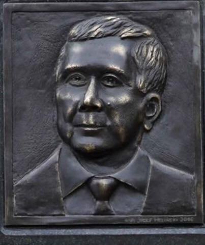 Popiersie prezydenta RP Lecha Kaczyńskiego, z tablicy na Pałacu Prezydenckim w W-wie