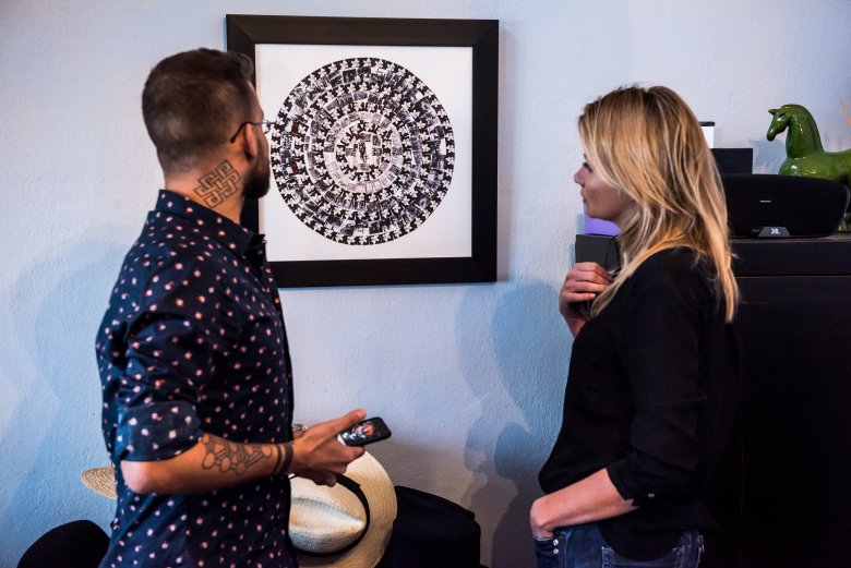 Mandala zrobiona przez męża Kory - Kamila Sipowicza. Na przemiennie poukładane czarno-białe zdjęcia białej lilii i Żydów z getta