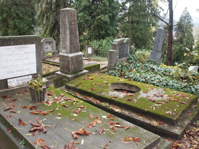 Na cmentarzu w mieście urodzenia Vlada Drakuli są groby z otworami.