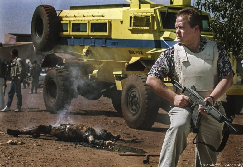 Policjant koło ciała białego pracownika firmy wodociągowej. Mężczyznę spalono żywcem w townshipie Katlehong.