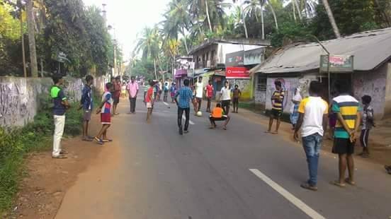 Podczas przedłużających się protestów rodziców, dzieci bawią się na ulicy. Indie.