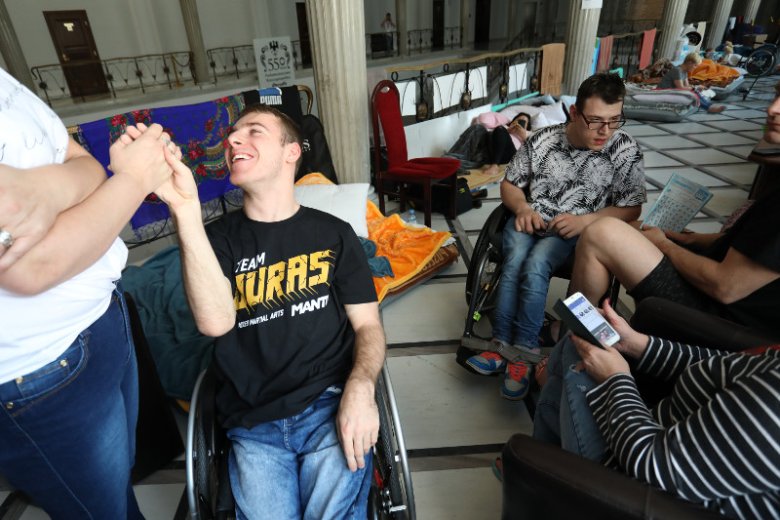 Osoby niepełnosprawne i ich opiekunowie od 18 kwietnia protestują w Sejmie.