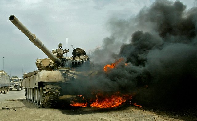 Płonący Iracki czołg T 72.