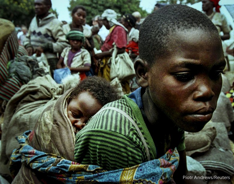Uchodźcy z plemienia Hutu w drodze do Rwandy.