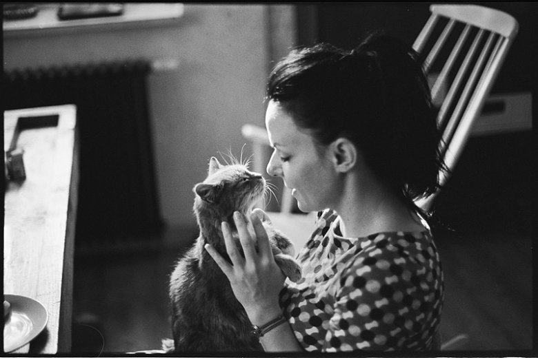 Krystyna łuczak-Surówka i kotka Gaja, fot. Paweł Swinarski