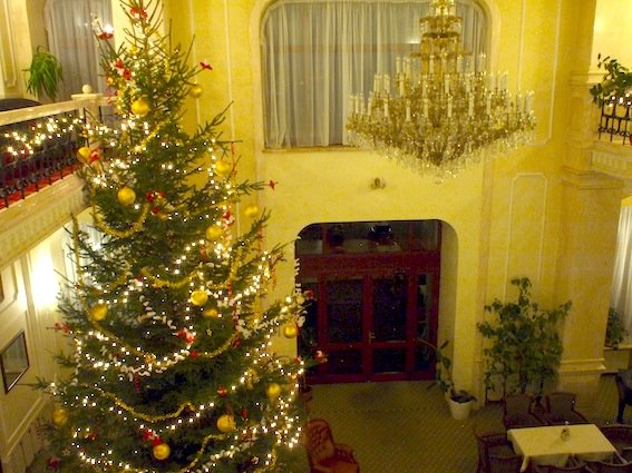 Lobby hotelu Grand Praha w Tatrzańskiej Łomnicy w świątecznej odsłonie.