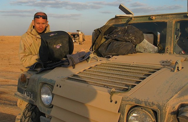 Piotr Andrews podczas wysyłania materiału z pustyni niedaleko miasta Najaf na południe od Bagdadu