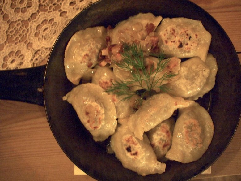 Podsmażane pierogi z jagnięciną w karczmie "Cichy Kącik"