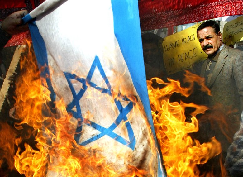 Irakijczycy palą Izraelską flagę podczas demonstracji w centrum Bagdadu
