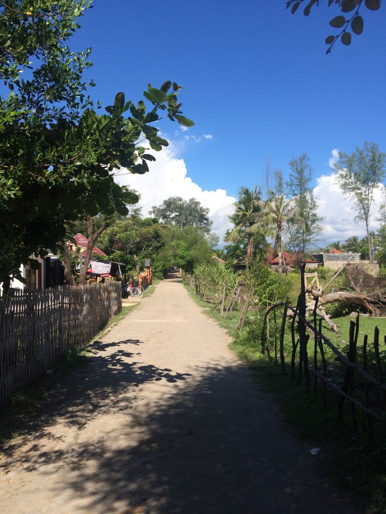 Jedna z uliczek w centrum Gili Meno, 2016
