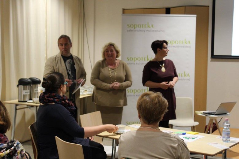 Dagmara Sypniewska-Skwara (w środku) podczas debaty w Sopotece