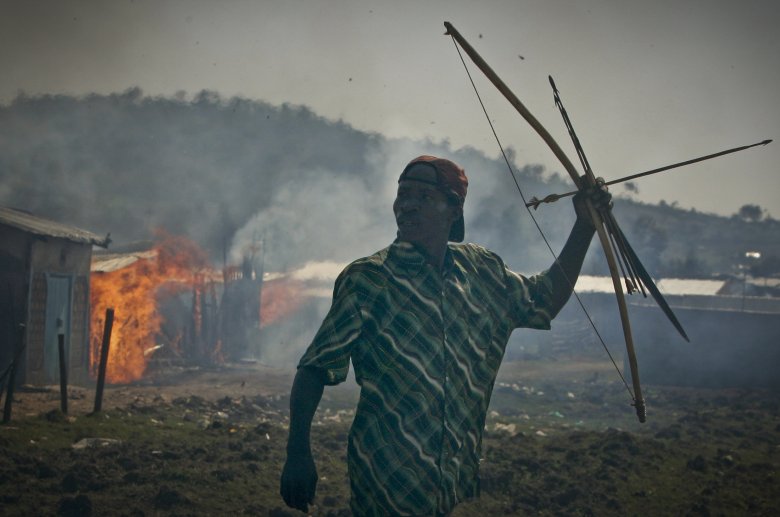 Wojownicy plemienia Kisii podczas bitwy na strzały z plemieniem Kalenjin w miejscowości Chelipat.
