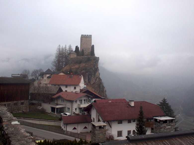 Ruiny trzynastowiecznej twierdzy wznoszą się nad Ladis i przypominają minioną chwałę.