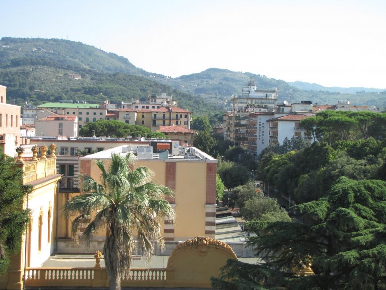 Toskańskie dachy, wzgórza... Czyli widok z tarasu śniadaniowego w Montecatini-Terme.