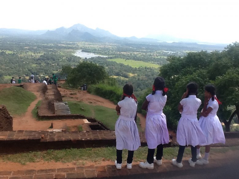 Uczennice na wycieczce szkolnej na płaskowyżu Sigirija. Z góry  roztacza się piękny widok na okolicę.