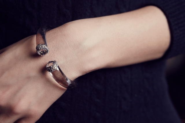 Biżuteria ze szkła akrylowego z osadzonymi w nim ręcznie kryształami Swarovskiego. Tylko jedna sztuka w Polsce!