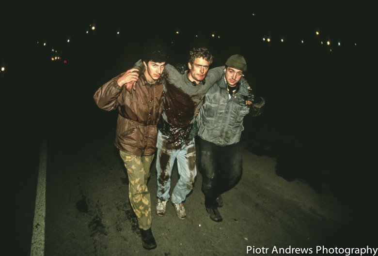 Alex (po prawej) wynosi rannego Otto Pohla.