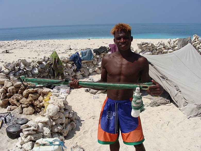 Myśliwy z plemienia Vezo z kuszą domowej roboty.