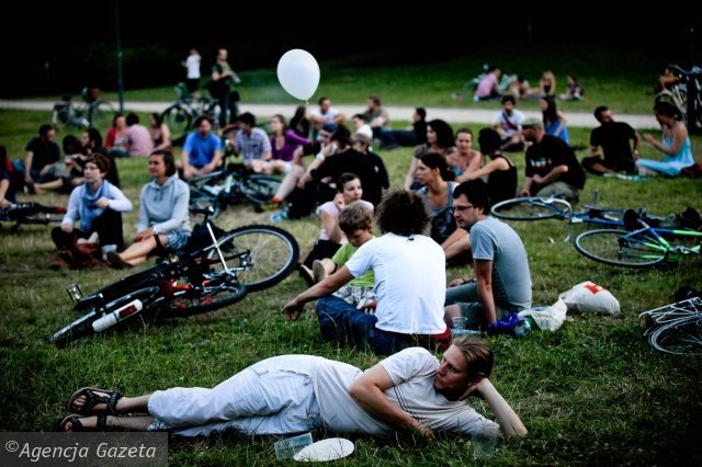 Plac Zabaw. Niegrzeczna młodzież leży na trawie