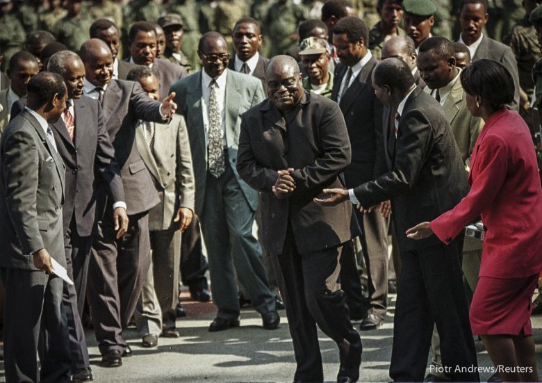 Laurent Desire Kabila w trakcie uroczystości zaprzysiężenia na prezydenta Demokratycznej Republiki Konga. Kabila zmienił nazwę państwa Zair na Demokratyczną Republikę Kongo (DRC).