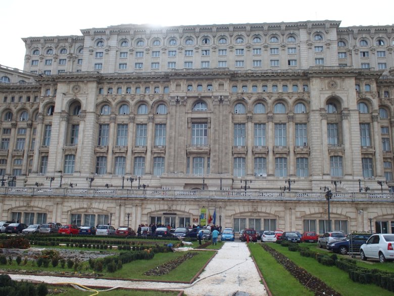 Imponujący bukaresztański parlament trudno zmieścić w kadrze.