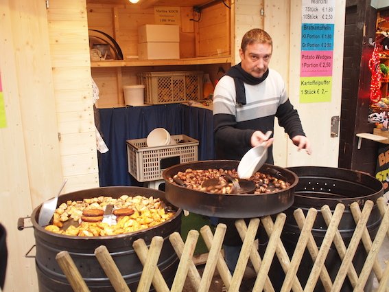 Pieczone kasztany – rozgrzewający widok na grudniowej wiedeńskiej ulicy.