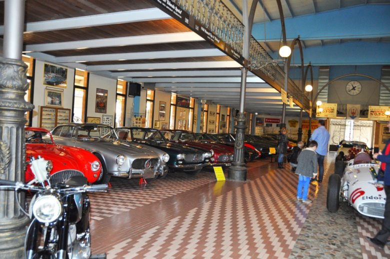 Z dala od pielgrzymek turystów. Ojczyzna Parmigiano-Reggiano i ostoja klasycznej motoryzacji - Hombre