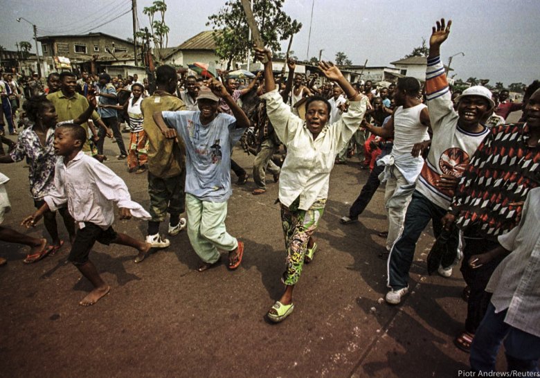 Tłum ciągnie ciało spalonego mężczyzny