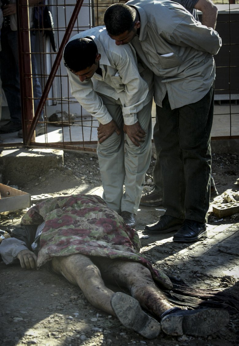 Irakijczycy identyfikują zabitych w zamachu bombowym.
