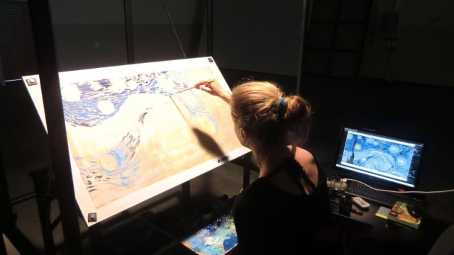 Malarka przy stanowisku pracy, które jest wykorzystywane przy produkcji filmu "Loving Vincent"