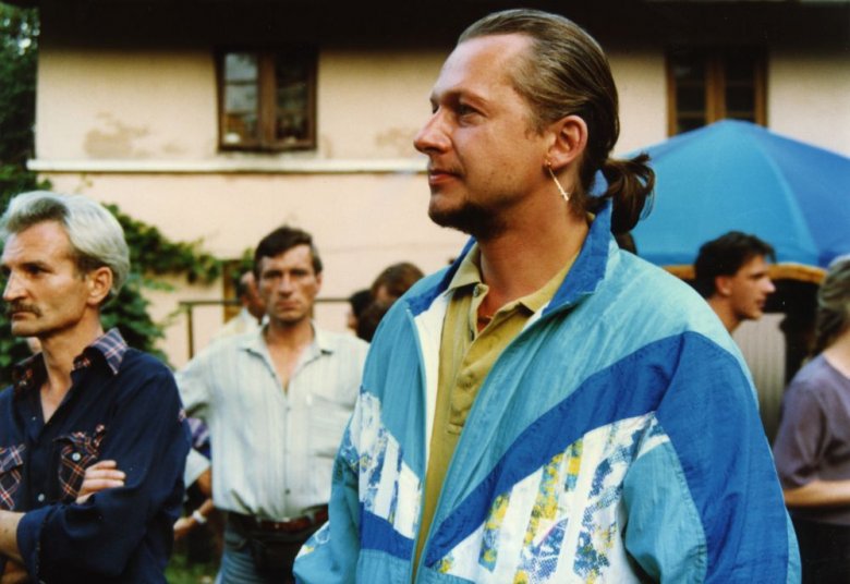 Bogusław Linda grający gangstera w filmie "Miasto Prywatne". Dres pod koniec lat 80-ych był wyznacznikiem statusu.