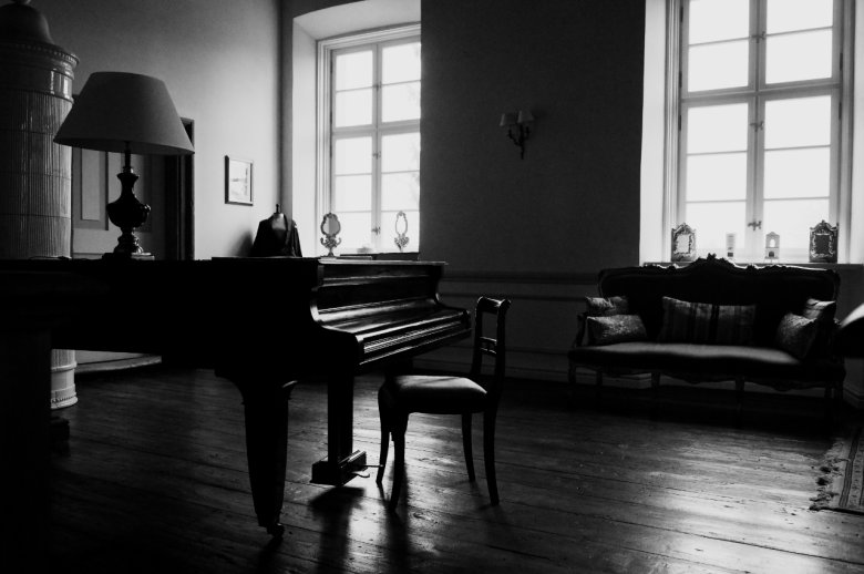 Jedno z pałacowych wnętrz, w którym stoi fortepian