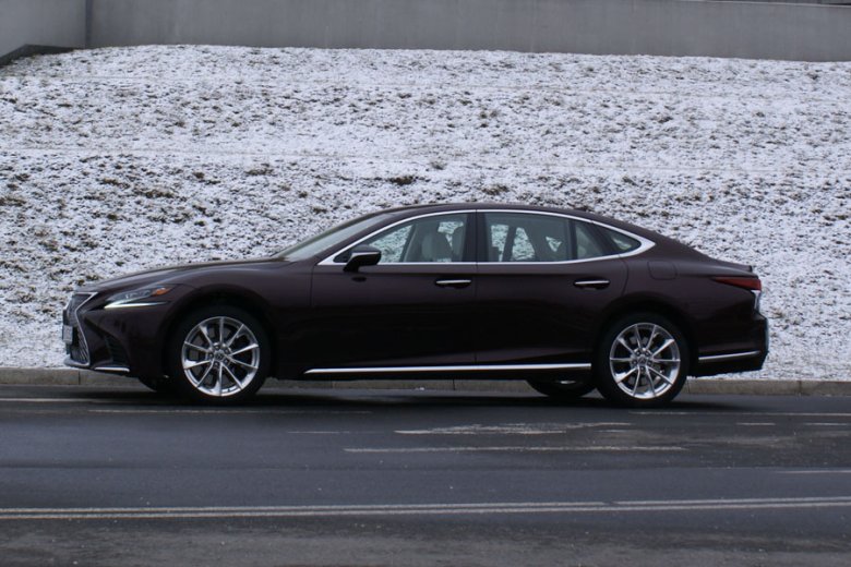 Lexus LS 500 E-Four Omotenashi