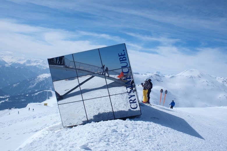 Kosmiczna restauracja, a może pokój zabaw? Co się kryje we wnętrzu lustrzanej kostki dowiedzą się ci, którzy zarezerwują tu posiłek w cenie 69 euro od osoby.