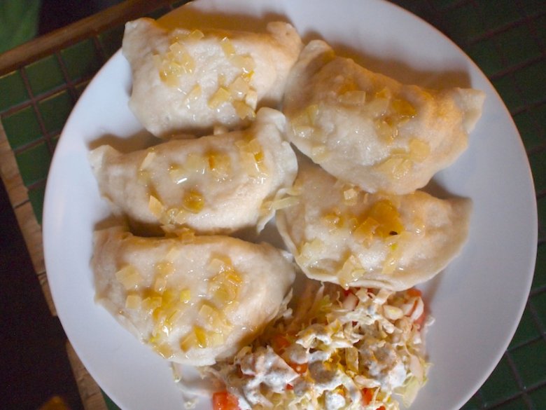 Zupę z soczewicy i pierogi ruskie można brać w ciemno. Tyle, że jedna porcja spokojnie wystarczy na dwie osoby.