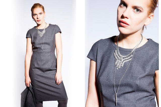 Klasyczna sukienka typu biznes, delikatny wisior połączona z naszyjnikiem w tej samej kolorystyce. Monochromia kolorów.