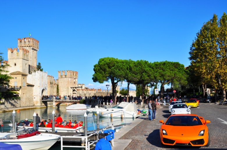 Wąskie brukowane uliczki, drewniane okiennice i architektoniczna spuścizna średniowiecza tworzą niebywały klimat Sirmione