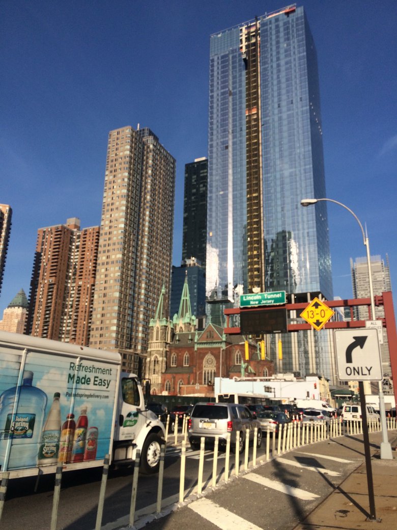 Kościół chorwacki pod wezwaniem św. św. Cyryla i Metodego obok drapaczy chmur, Manhattan 2016