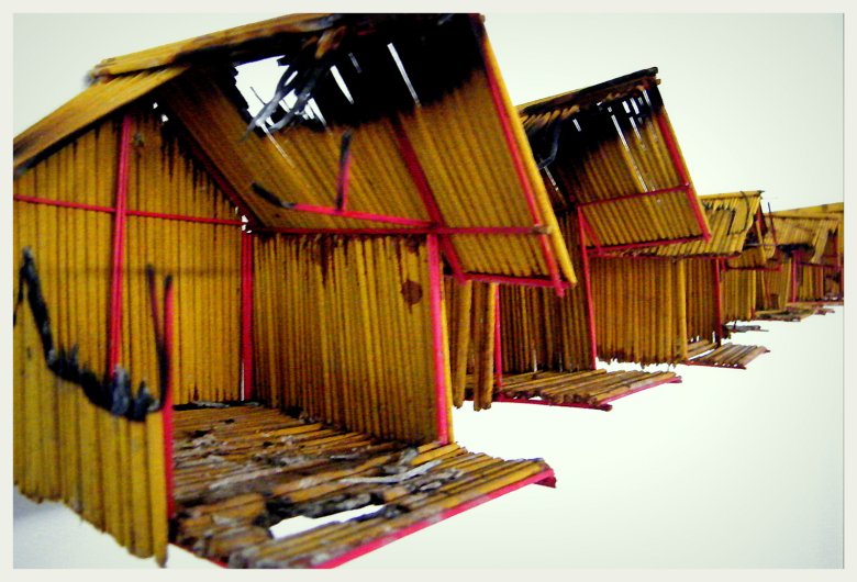 Wystawa zorganizowana w Bophana Center w Phnom Penh, poświęcona sekretnym bombardowaniom sił amerykańskich w Kambodży. Spalone i zniszczone domki przedstawiają obraz zniszczonego przez bomby kraju.