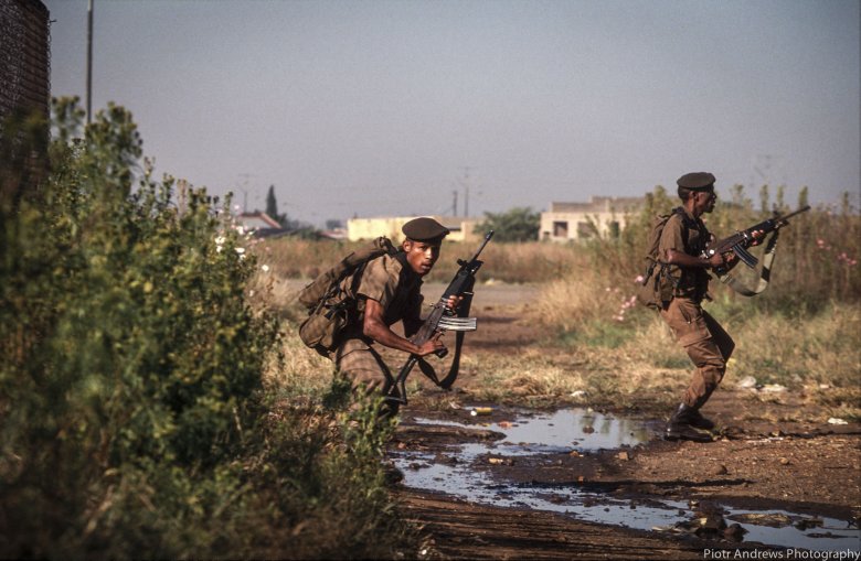 Żołnierz Armii Południowo Afrykańskiej podczas starć w Takozie.