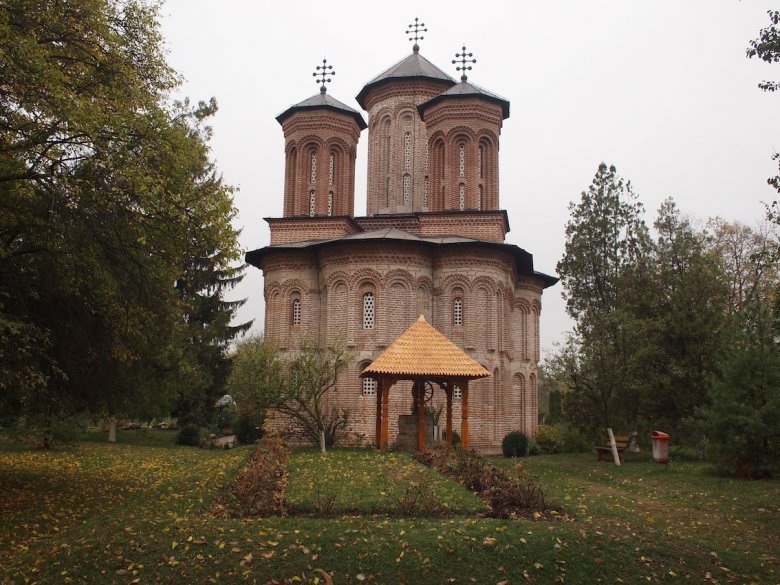 Niewielki monaster kryje grób Drakuli.
